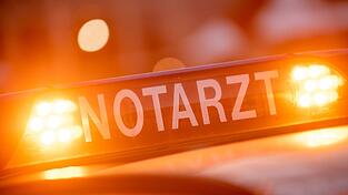 Drei Verletzte mussten ins Krankenhaus gebracht werden. (Symbolbild)
