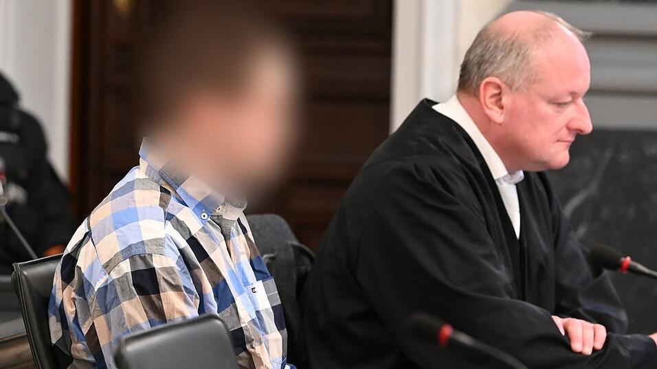 Ein 28-Jähriger soll in Tirpersdorf im Vogtland seine Mutter und seine Großeltern mit einer Axt erschlagen haben. Seit Donnerstag wird der Fall am Landgericht Zwickau verhandelt. Ein 28-Jähriger soll in Tirpersdorf im Vogtland seine Mutter und seine Großeltern mit einer Axt erschlagen haben. Seit Donnerstag wird der Fall am Landgericht Zwickau verhandelt.
