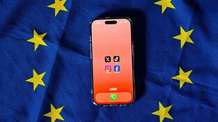 Die EU spielt bei der Debatte um ein m&ouml;gliches Social-Media-Verbot f&uuml;r Kinder eine wichtige Rolle. (Symbolbild)
