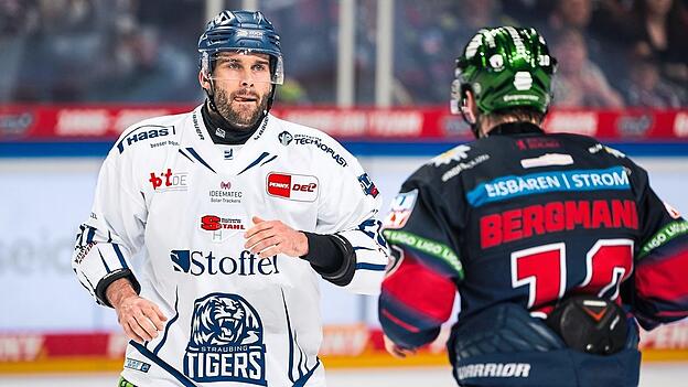 Tigers-St&uuml;rmer Justin Scott und Lean Bergmann von den Eisb&auml;ren Berlin lieferten sich bereits im ersten Drittel einen Fight. Diesmal gab es den Punktsieg f&uuml;r die Tigers. Doch die Serie konnte Berlin dennoch ausgleichen.