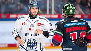 Tigers-St&uuml;rmer Justin Scott und Lean Bergmann von den Eisb&auml;ren Berlin lieferten sich bereits im ersten Drittel einen Fight. Diesmal gab es den Punktsieg f&uuml;r die Tigers. Doch die Serie konnte Berlin dennoch ausgleichen.