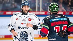 Tigers-St&uuml;rmer Justin Scott und Lean Bergmann von den Eisb&auml;ren Berlin lieferten sich bereits im ersten Drittel einen Fight. Diesmal gab es den Punktsieg f&uuml;r die Tigers. Doch die Serie konnte Berlin dennoch ausgleichen.