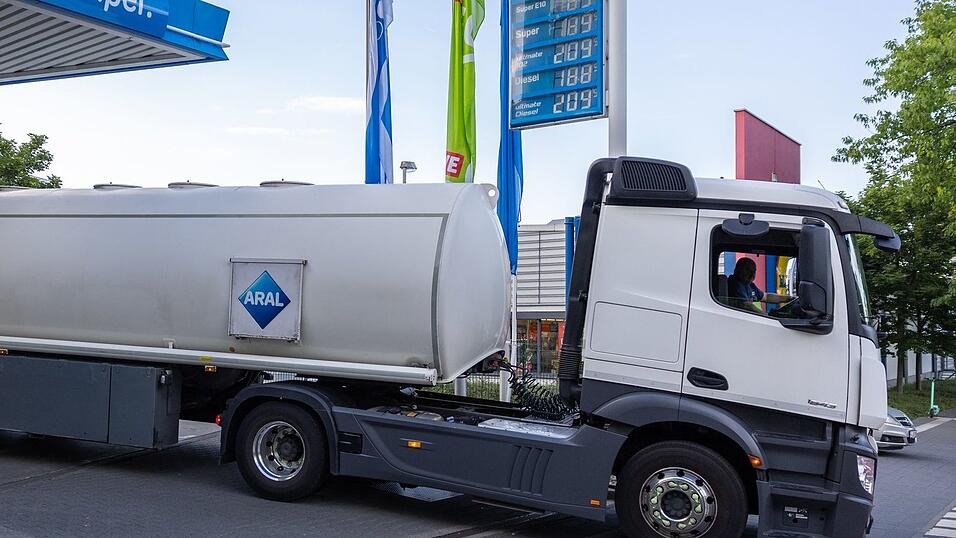 F&uuml;r die Steuer kommt es nicht auf den Verkauf an den Endverbraucher, sondern auf die Lieferung zur Tankstelle an. (Archivbild)