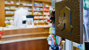 Ändert sich durch die Apothekenreform etwas Signifikantes für die Vilsbiburger Patienten? Noch nicht, so der Konsens einer Anfrage an die Apotheken vor Ort. Ändert sich durch die Apothekenreform etwas Signifikantes für die Vilsbiburger Patienten? Noch nicht, so der Konsens einer Anfrage an die Apotheken vor Ort.