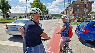 Ein- und ausparkende Autos, die Einmündung von der Zieglerstraße (r.) in die Straubinger Straße und der Bahnübergang: In diesem Bereich der Straubinger Straße, so demonstrieren Thomas Muncz und Ruth Schmidbauer, leben Radfahrer trotz Radweg besonders gefährlich. Hier kam es kürzlich auch zu einem Unfall mit einer Radfahrerin, die schwer verletzt wurde.