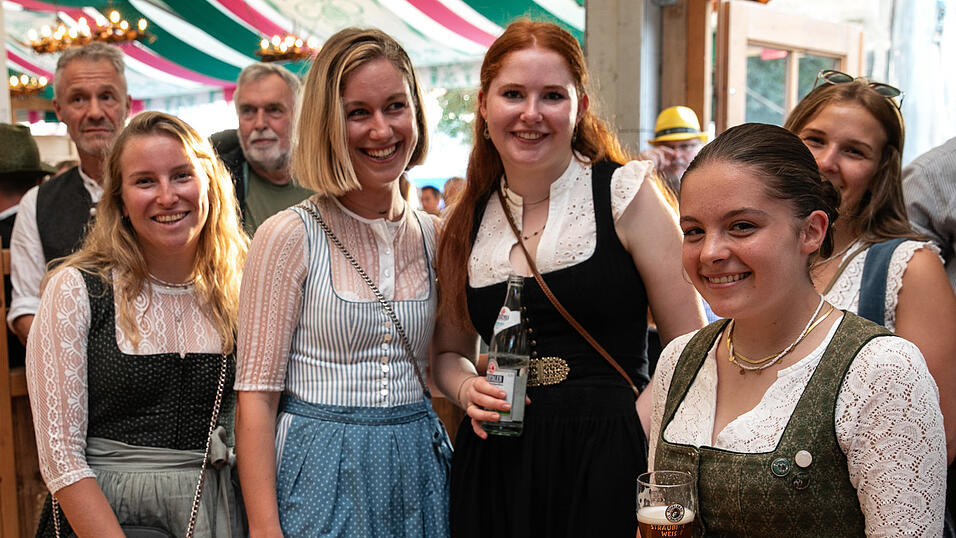 Echte Blasmusikfans lie&szlig;en sich den Montagabend im Festzelt Weckmann nicht entgehen.