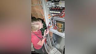Bei der Arbeit kann Lisa Eiber ihre Leidenschaft für Technik ausleben.