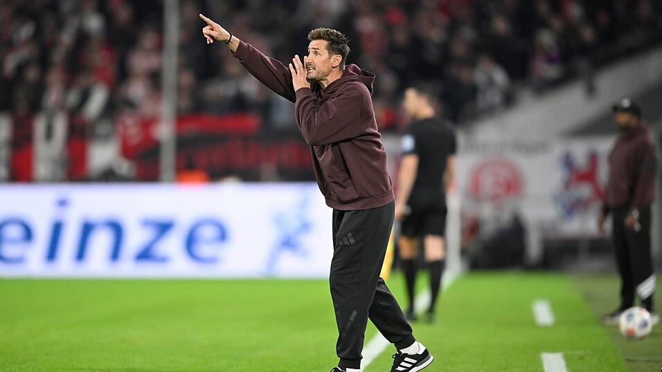 Aktiv am Spielfeldrand: Miroslav Klose beim ersten Auswärtssieg.