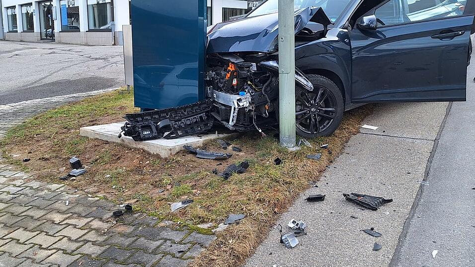 Die Feuerwehren Viechtach und Schlatzendorf sind am Freitag zu einem Verkehrsunfall ausger&uuml;ckt.