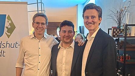 Thomas Haslinger, OB-Kandidat der Landshuter CSU (Mitte) bei der Wahlparty der CSU im &bdquo;Singerhaus&ldquo; mit CSU-Fraktionschef Thomas K&uuml;ffner (links) und JU-Listenf&uuml;hrer Johannes Alfery.