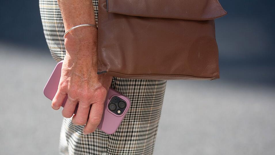 Immer wieder werden Passanten in London die Smartphones aus der Hand gerissen. (Symbolbild) Immer wieder werden Passanten in London die Smartphones aus der Hand gerissen. (Symbolbild)