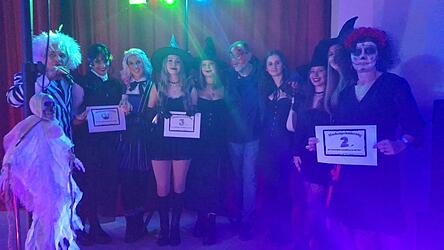 Die Gewinner der Maskenpr&auml;mierung nehmen ihre Preise entgegen.