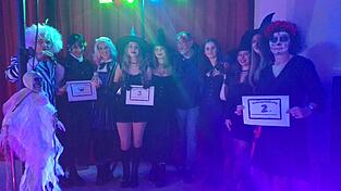 Die Gewinner der Maskenprämierung nehmen ihre Preise entgegen.