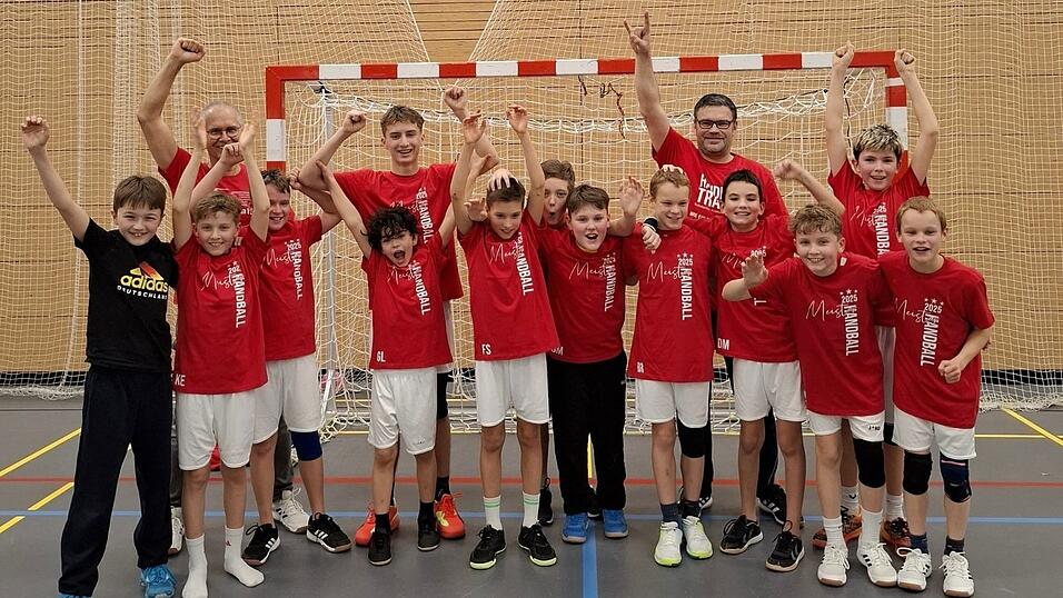 In Meistershirts feiern die Landauer D2-Junioren den Abschluss einer perfekten Saison.