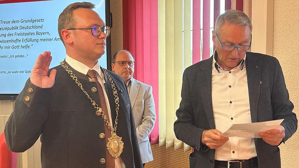 Als ältester Gemeinderat nahm Anton Wieser die Vereidigung von Bürgermeister Lukas Schmalhofer vor. Als ältester Gemeinderat nahm Anton Wieser die Vereidigung von Bürgermeister Lukas Schmalhofer vor.