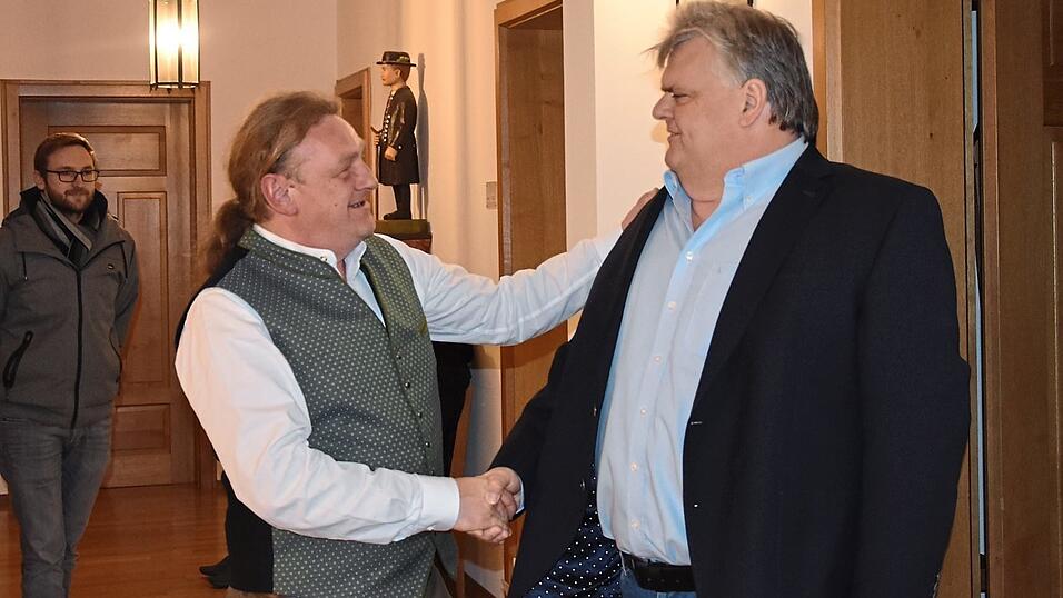 Faire Gratulation: Wahlsieger Gerhard Betz (UWN, links) und der unterlegene CSU-Kandidat Franz Mayer reichten sich die Hand, als das Ergebnis feststand.