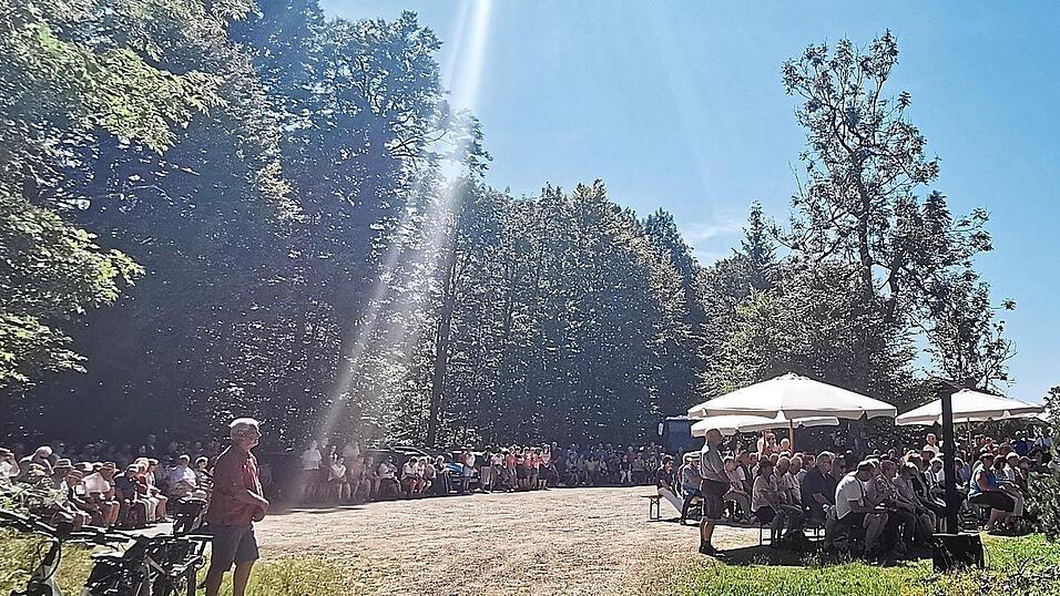 Die Sitzplatzmöglichkeiten reichten nicht aus, so zahlreich kamen die Gottesdienstbesucher. Die Sitzplatzmöglichkeiten reichten nicht aus, so zahlreich kamen die Gottesdienstbesucher.
