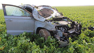 Bei Kay ist ein Auto mit zwei Insassen von der Straße abgekommen. Bei Kay ist ein Auto mit zwei Insassen von der Straße abgekommen.