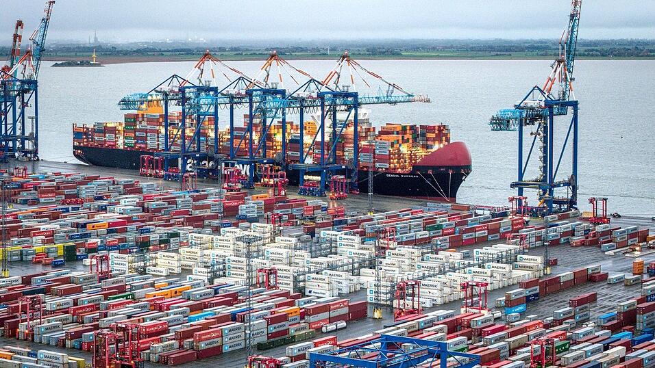 Über Bremerhaven geht ein guter Teil der deutschen Exporte. Über Bremerhaven geht ein guter Teil der deutschen Exporte.