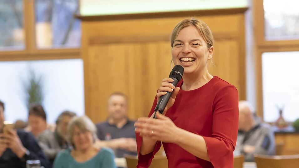 Katharina Schulze zeigte sich beeindruckt von der Vielfalt und dem Engagement der regionalen Wirtschaft im kleinen Vilstal. Katharina Schulze zeigte sich beeindruckt von der Vielfalt und dem Engagement der regionalen Wirtschaft im kleinen Vilstal.