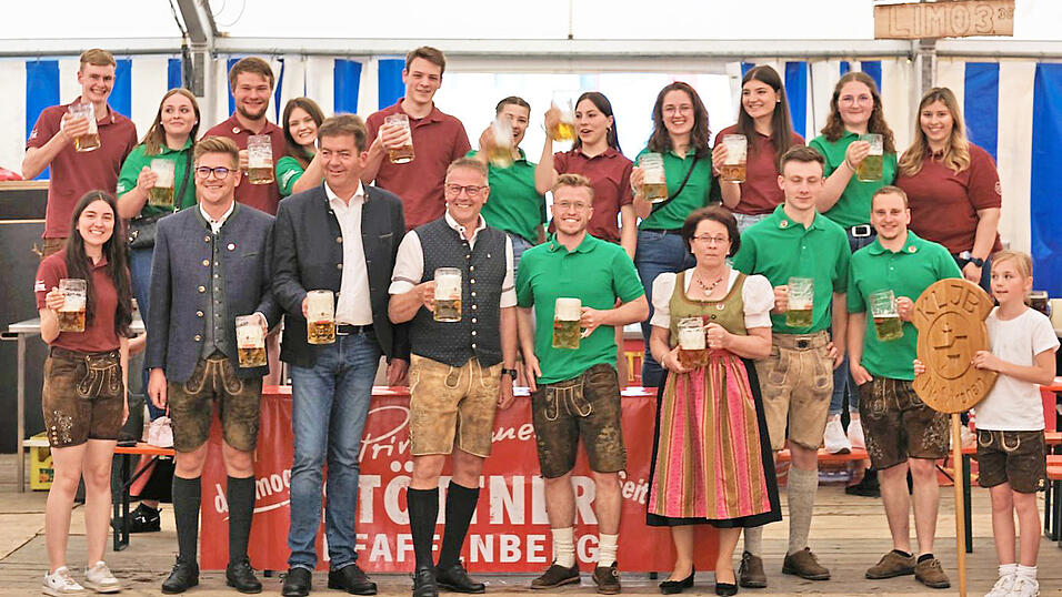 Gekonnt hat B&uuml;rgermeister Johann Grau angezapft, und so hielten die f&uuml;r das Fest Verantwortlichen rasch ihre erste frische Ma&szlig; in den H&auml;nden. Gemeinsam mit der Dult wird das KLJB-Jubil&auml;um gefeiert.
