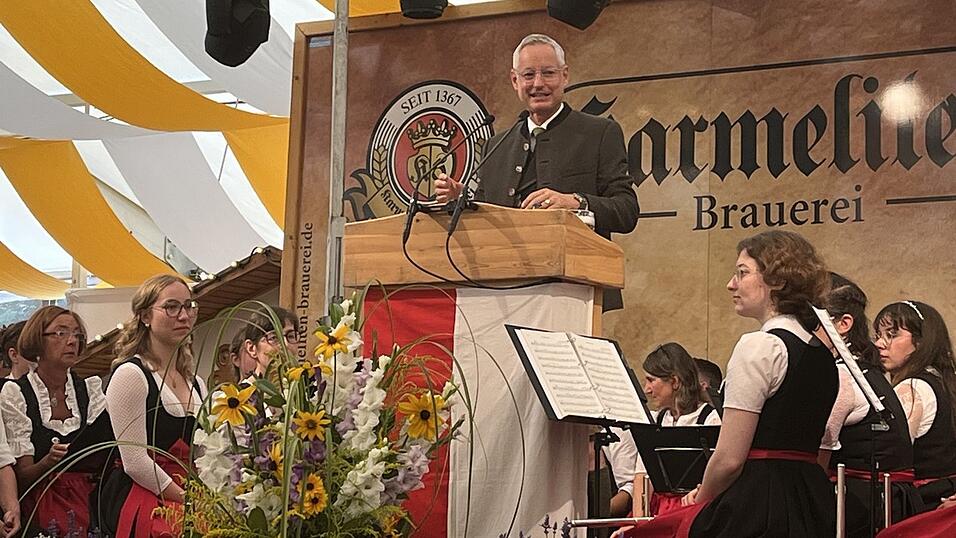 Oberbürgermeister Markus Pannermayr wünscht dem mit dem Fahrrad verunfallten Thorsten Glauber gute Besserung! 