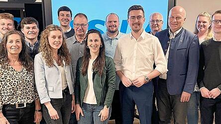 Der CSU-Ortsverband hat einen neuen Vorstand gewählt: Richard Limmer (Bildmitte) ist Vorsitzender, Elisabeth Bomer und Alexandra Huber (links daneben) sowie Bürgermeister Christian Kiendl (rechts neben Limmer) sind seine Stellvertreter; links im Bild MdL Patrick Großmann, der sich für die CSU als Landratskandidat bewirbt.