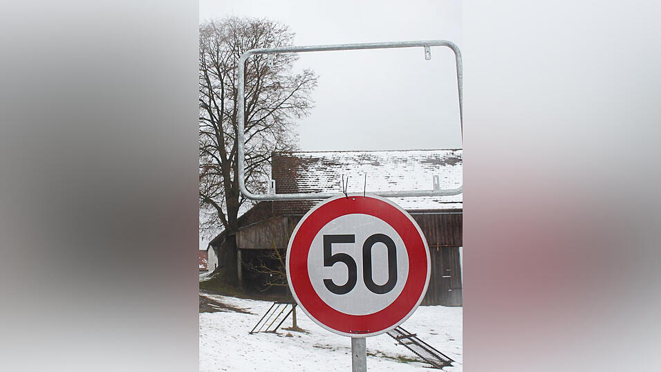 In Asbach, Teil von Stamsried im Kreis Cham, klauten Diebe im Februar das Ortsschild.