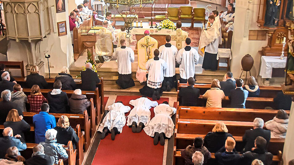 In einer feierlichen Liturgie wurde Matthias Roider aus Laberweinting zum Diakon geweiht. In einer feierlichen Liturgie wurde Matthias Roider aus Laberweinting zum Diakon geweiht.