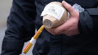 Im Fall eines schwerstverletzten Kindes in Berlin wird vermutet, dass eine illegale Kugelbombe im Spiel gewesen sein könnte. (Archivbild) Im Fall eines schwerstverletzten Kindes in Berlin wird vermutet, dass eine illegale Kugelbombe im Spiel gewesen sein könnte. (Archivbild)