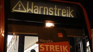 &laquo;Warnstreik&raquo; steht auf der Anzeige einer Stadtbahn in K&ouml;ln.