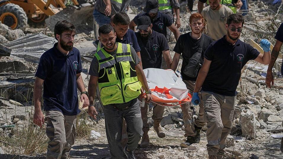 Die Kämpfe zwischen israelischem Militär und Hisbollah gehen trotz jüngster Waffenruhe weiter. Die Kämpfe zwischen israelischem Militär und Hisbollah gehen trotz jüngster Waffenruhe weiter.