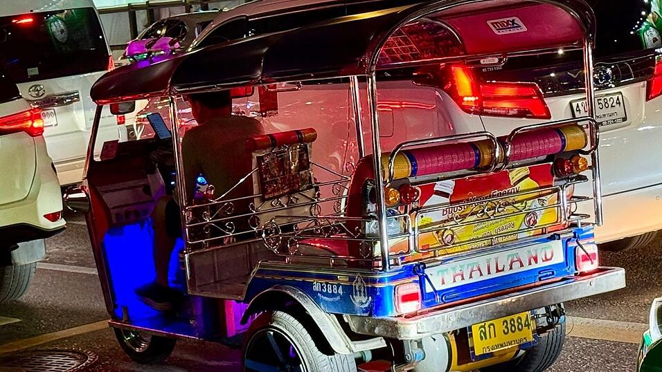 Tuk-Tuks gehören seit Jahrzehnten zum Stadtbild in Thailand. Tuk-Tuks gehören seit Jahrzehnten zum Stadtbild in Thailand.