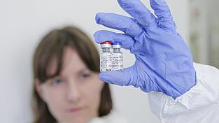 Nach Angaben aus Brüssel wird eine bestimmte Anzahl von Dosen an andere Länder weitergegeben, die aufgrund knapper Mittel keine Einkäufe für ihre Bevölkerung tätigen können.
