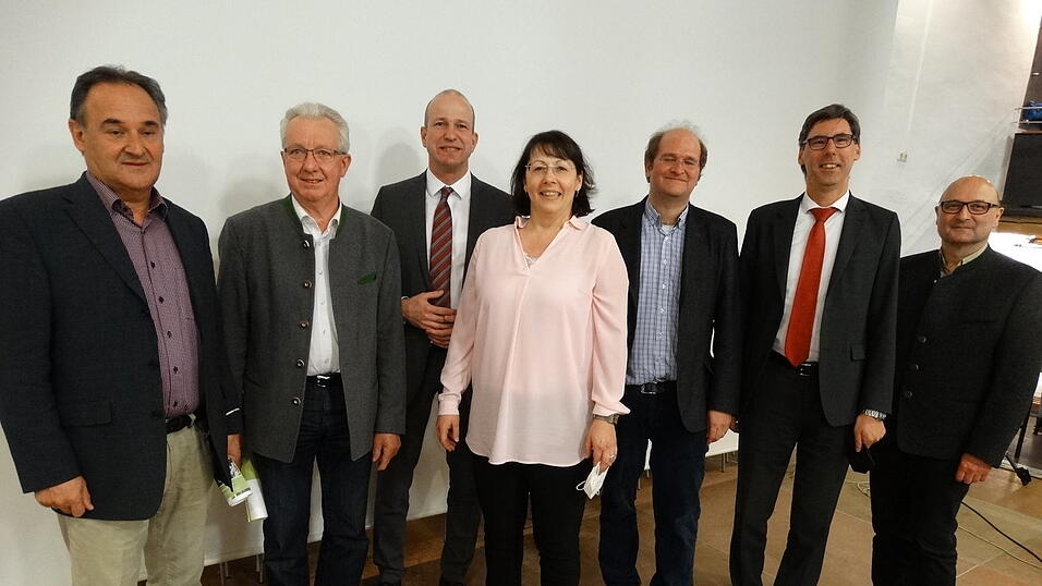 Die Neugewählten von links: Hans Sagstetter, Hans Schedlbauer, Clemens Kink, Andrea Höcht-Willén, Dr. Thomas Späth, Dr. Olaf Sommerfeld, Dr. Christoph Günther. Die Neugewählten von links: Hans Sagstetter, Hans Schedlbauer, Clemens Kink, Andrea Höcht-Willén, Dr. Thomas Späth, Dr. Olaf Sommerfeld, Dr. Christoph Günther.