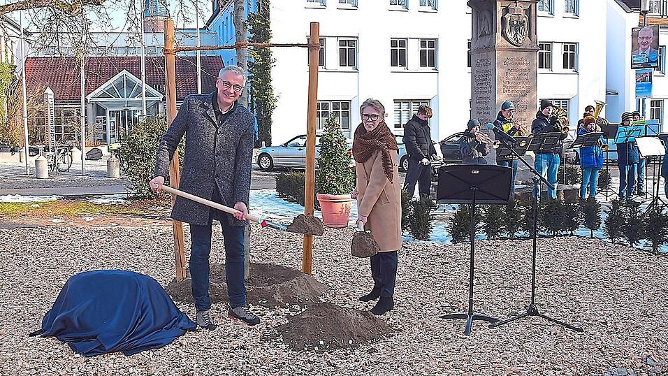 &bdquo;Jetzt wird in die H&auml;nde gespuckt&ldquo;: Landrat Werner Bumeder und B&uuml;rgermeisterin Maria Huber bei der symbolischen Baumeinpflanzung.