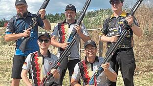 Sebastian Göhring und Johann Spornraft (vorne kniend v.l.) haben an der Europameisterschaft IPSC Shotgun in Ungarn teilgenommen. Sebastian Göhring und Johann Spornraft (vorne kniend v.l.) haben an der Europameisterschaft IPSC Shotgun in Ungarn teilgenommen.
