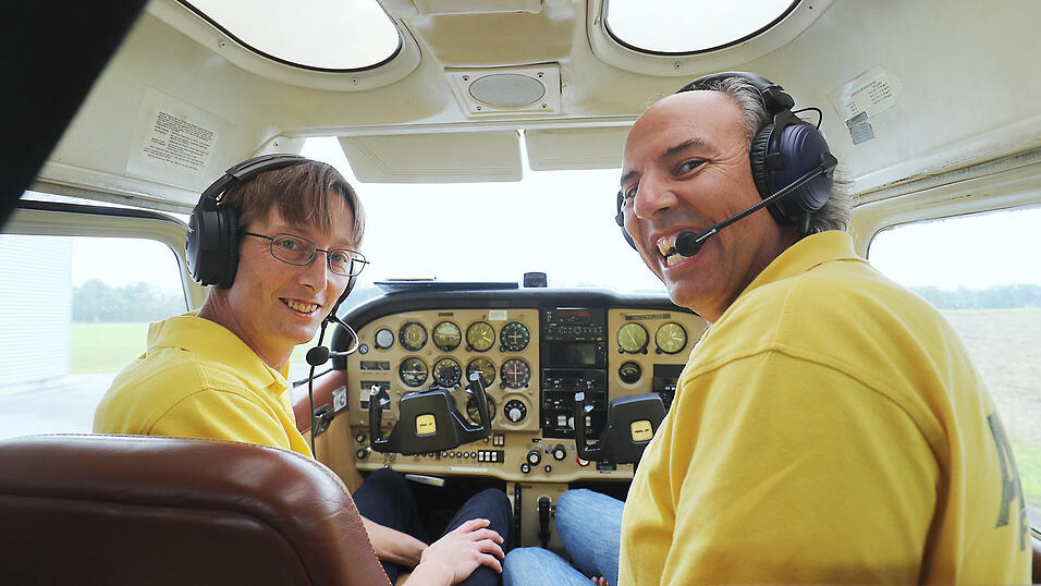 Pilot Stefan Esterl (links) und Flugbeobachter Klaus Abla&szlig;meier starten in Landshut und &uuml;berfliegen ganz S&uuml;dbayern. Ihre Aufgabe: Staus melden und Tipps zu Umfahrungen geben. Dar&uuml;ber hinaus steht Abla&szlig;meier in st&auml;ndigem Kontakt mit dem mobilen ADAC-Stau-Studio und den Stauberatern, die mit ihren Motorr&auml;dern auf ihren Streckenabschnitten am Boden unterwegs sind.