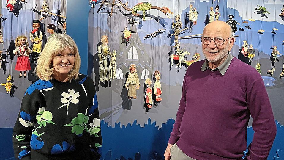 Anita und Hartmut Naefe wohnen mit ihren 1 100 Puppenkindern in Viechtach. 200 Puppen haben sie direkt in ihrer Wohnung h&auml;ngen - der Rest 'wohnt' in Kisten im Keller. 'Und wir zwei haben auch noch Platz', sagt Anita Naefe scherzhaft.