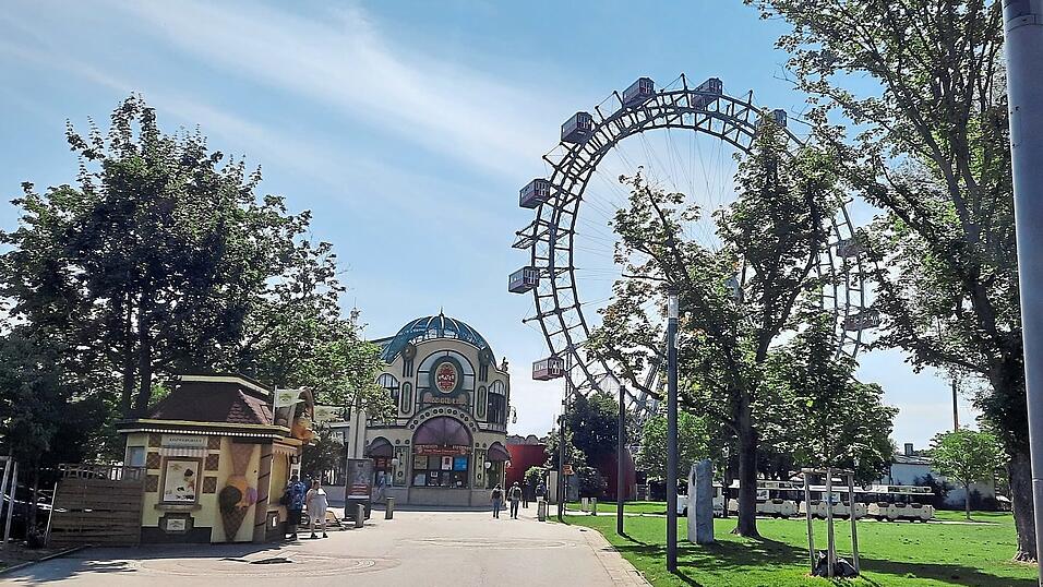 Das Riesenrad ist nur eine der vielen Attraktionen am Wiener Prater. Eine Fahrt ist sogar stehend auf einer gläsernen Plattform möglich.
