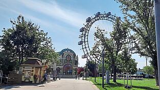 Das Riesenrad ist nur eine der vielen Attraktionen am Wiener Prater. Eine Fahrt ist sogar stehend auf einer gläsernen Plattform möglich.