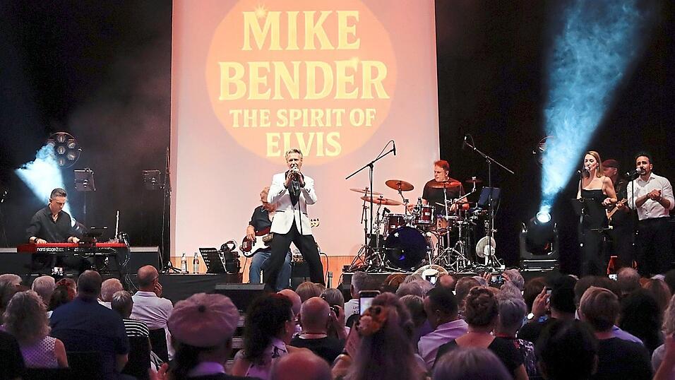 Mike Bender und die Band „The Celebrations“ standen auf der Bühne und schufen mit ihrer über 20-jährigen Geschichte und Erfahrung eine authentische Klangkulisse für eingefleischte Zeitfans. Mike Bender und die Band „The Celebrations“ standen auf der Bühne und schufen mit ihrer über 20-jährigen Geschichte und Erfahrung eine authentische Klangkulisse für eingefleischte Zeitfans.