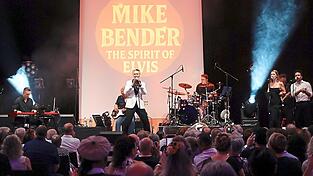 Mike Bender und die Band „The Celebrations“ standen auf der Bühne und schufen mit ihrer über 20-jährigen Geschichte und Erfahrung eine authentische Klangkulisse für eingefleischte Zeitfans.