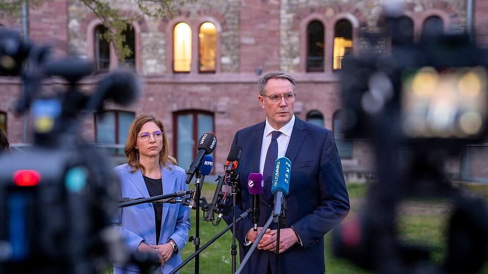 B&auml;tzing-Lichtenth&auml;ler und Schweitzer &auml;u&szlig;erten sich vor der SPD-Gesch&auml;ftsstelle.