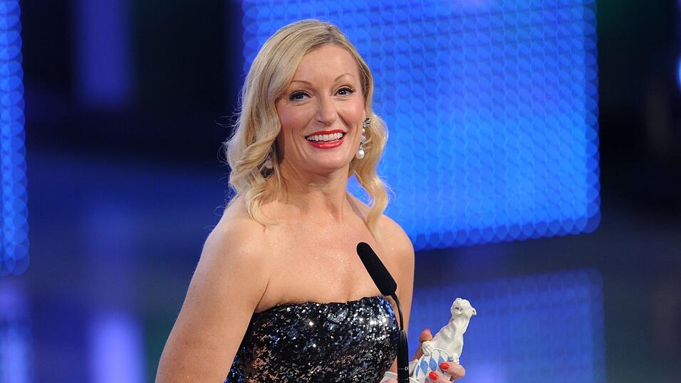 Am 4. Mai 2012 hält sie bei der Verleihung des Bayerischen Fernsehpreises den 'Blauen Panther' in der Hand. Die 'Gruaberin' wurde für die beste Unterhaltung im Bereich Comedy ausgezeichnet. Am 4. Mai 2012 hält sie bei der Verleihung des Bayerischen Fernsehpreises den 'Blauen Panther' in der Hand. Die 'Gruaberin' wurde für die beste Unterhaltung im Bereich Comedy ausgezeichnet.