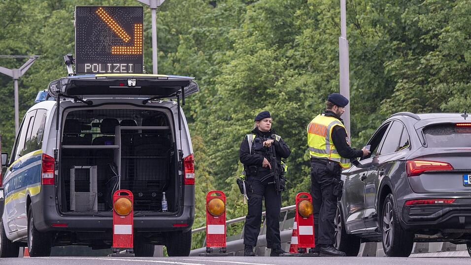 „Ihre Ausweise, bitte!“ Seit drei Wochen kontrolliert die Bundespolizei verstärkt an den deutschen Außengrenzen. Auch in Freilassing auf der Saalachbrücke wenige Meter vor der österreichischen Grenze werden Fahrzeuge stichprobenartig angehalten. „Ihre Ausweise, bitte!“ Seit drei Wochen kontrolliert die Bundespolizei verstärkt an den deutschen Außengrenzen. Auch in Freilassing auf der Saalachbrücke wenige Meter vor der österreichischen Grenze werden Fahrzeuge stichprobenartig angehalten.