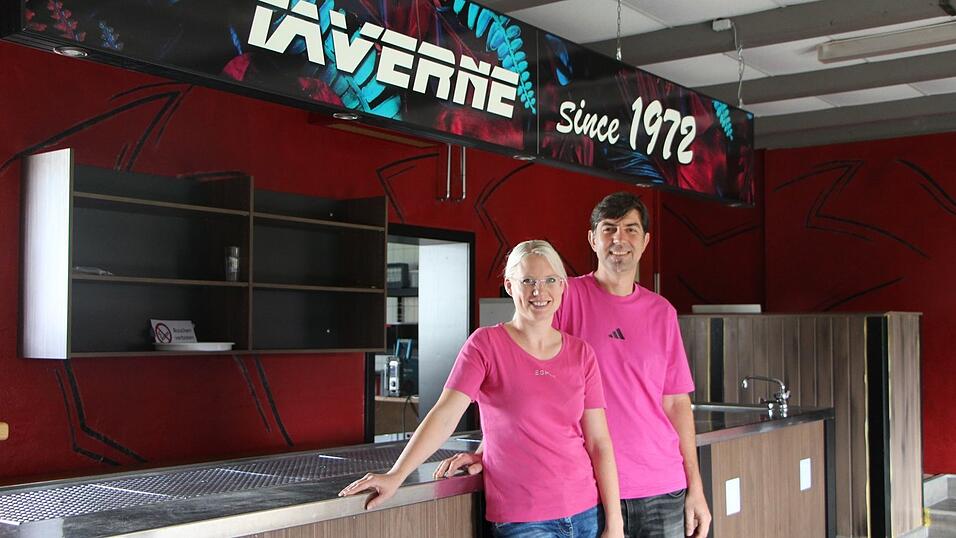 Eva Dimpfl und Markus Pfeiffer vor der Theke in der Lederer-Halle. Das &bdquo;Taverne&ldquo;-Schild stammt aus der &bdquo;alten Taverne&ldquo;: &bdquo;Das haben wir mitgenommen, aus Nostalgiegr&uuml;nden&ldquo;, erkl&auml;rt das Paar.