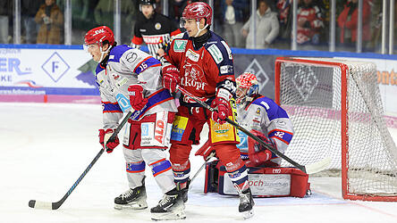 Die Deggendorfer um St&uuml;rmer Viktor Buchner (in rot) haben nach dem Heimsieg gegen Peiting ein oberbayerisches Wochenende vor sich.