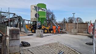 Ein paar vorbereitende Arbeiten, mehr tut sich aktuell noch nicht auf der Landauer Isarbr&uuml;ckenbaustelle. Doch mit zunehmenden Temperaturen und besser werdendem Wetter sollen die Bauarbeiten langsam aber sicher wieder Fahrt aufnehmen.