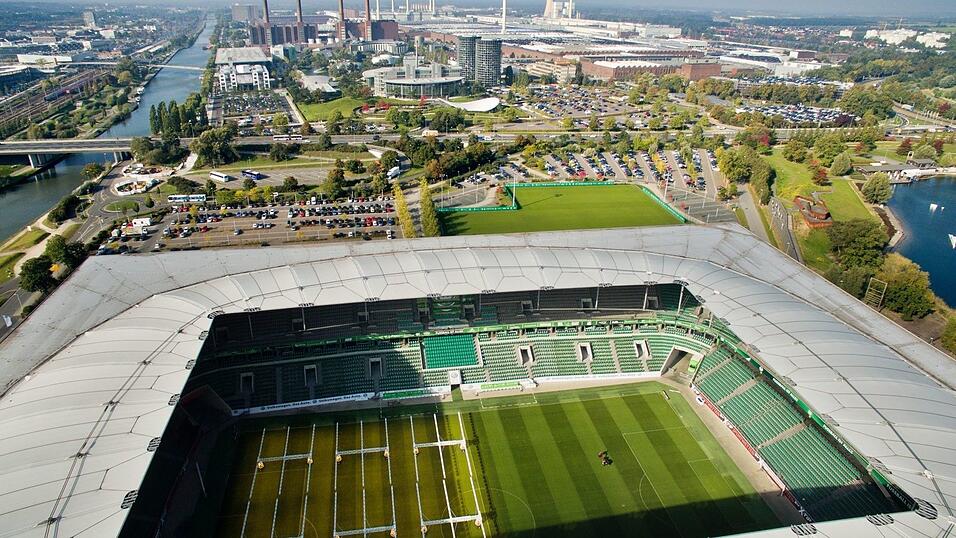 Die VW-Stadt Wolfsburg: im Vordergrund die Volkswagen-Arena, dahinter das Volkswagen-Werk.